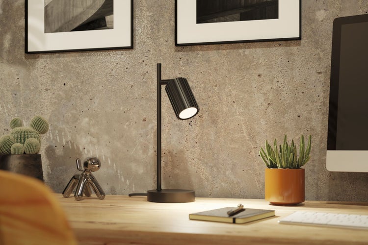 Schreibtisch mit Schreibtischlampe, Notizbuch, Dekoration und Computer