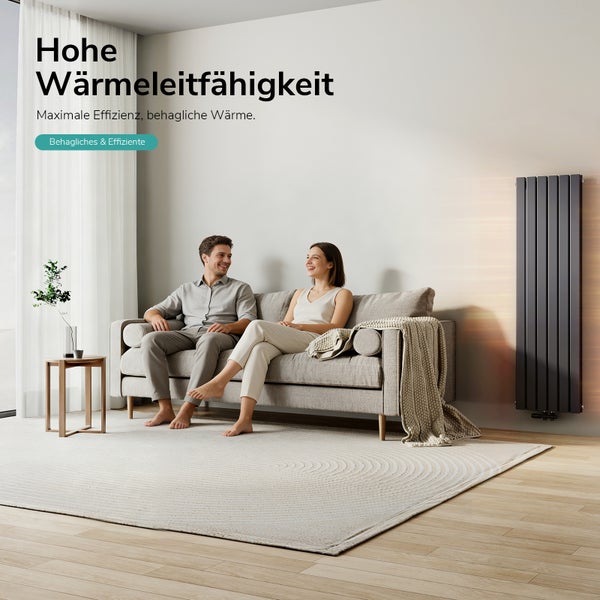 Wohnzimmer mit Paar auf Sofa und Paneelheizkörper