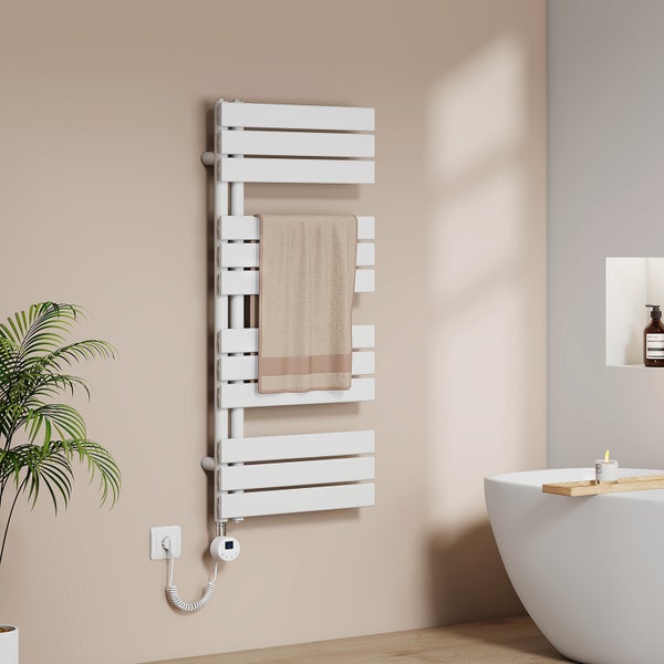 Weißer Handtuchwärmer mit Handtuch im Badezimmer