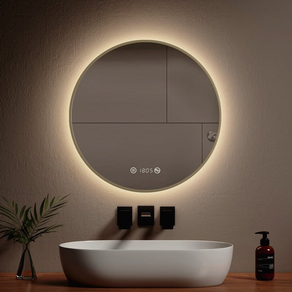 Moderner runder Badezimmerspiegel mit LED-Hintergrundbeleuchtung und Digitalanzeige, über einem ovalen Waschbecken auf einer Holzplatte.