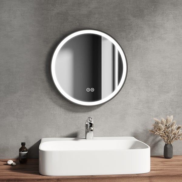 Collage verschiedener Räume mit einem unregelmäßig geformten Spiegel mit Beleuchtung