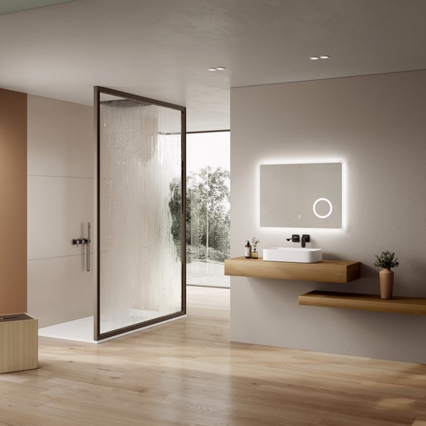Modernes Badezimmer mit ebenerdiger Dusche, Waschtisch mit Holzkonsole, Aufsatzwaschbecken und beleuchtetem Spiegel in hell gestalteter Umgebung.