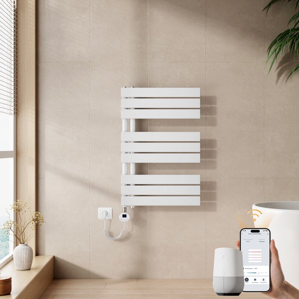 Moderner elektrischer Handtuchheizkörper an einer Fliesenwand mit App-Steuerung und Smart Home Anbindung in einem Badezimmer.