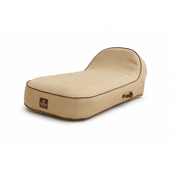 Ergonomische Sitzliege mit Stoffbezug, seitlichem Tragegriff und Coco Lounge Logo.