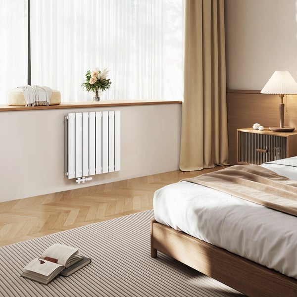 Modernes Schlafzimmer mit Heizkörper, Bett und Nachttisch