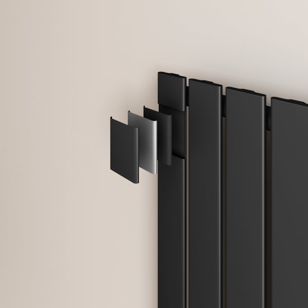 Nahaufnahme eines schwarzen Heizkörpers mit Paneelen