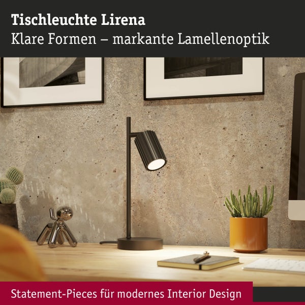 Tischleuchte mit Lamellenoptik auf Schreibtisch