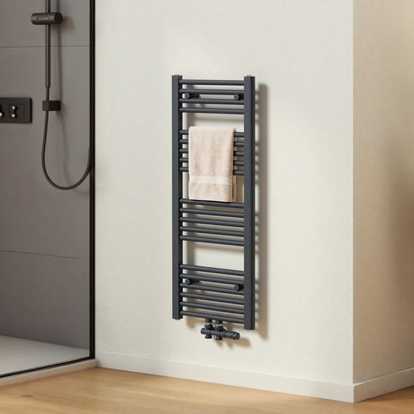 Handtuchheizkörper im Badezimmer mit Handtuch