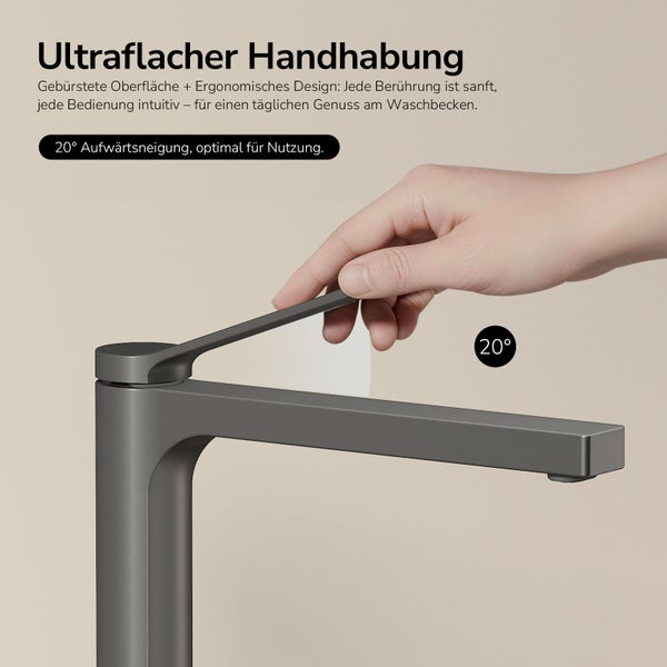 Waschtischarmatur mit ultraflachem ergonomischem Hebel, gebürsteter Oberfläche und 20 Grad Aufwärtsneigung.