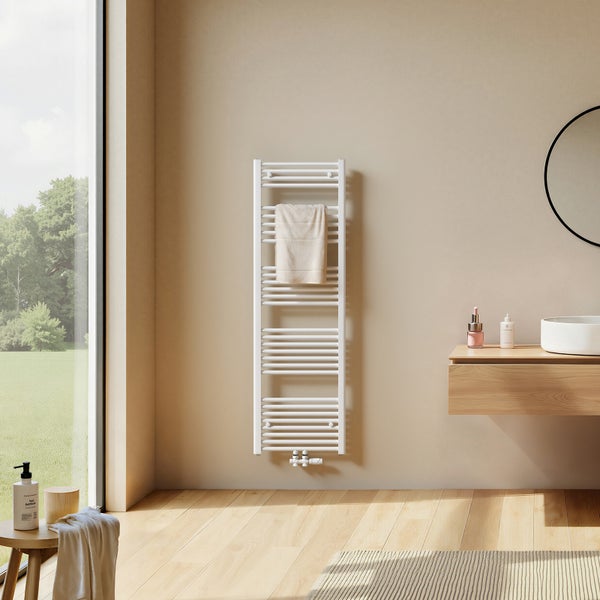 Modernes Badezimmer mit beheiztem Handtuchhalter, Waschtisch und Spiegel für ein helles und aufgeräumtes Ambiente.