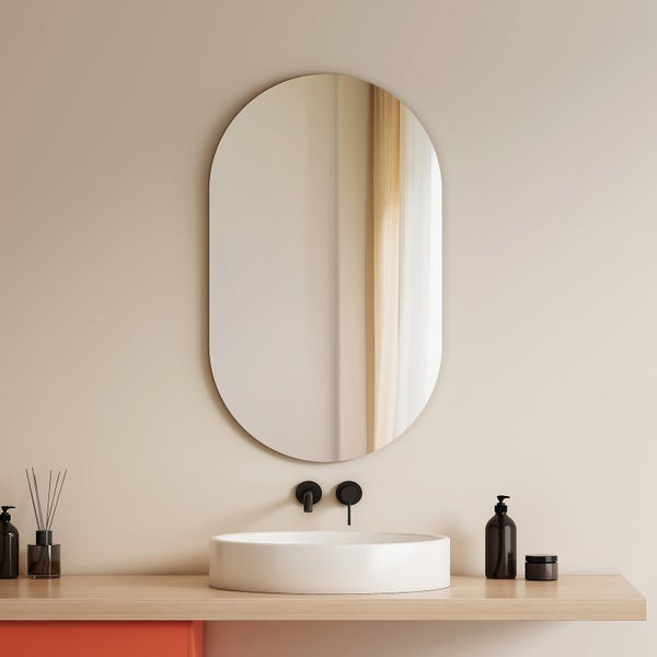 Modernes Badezimmer mit großem ovalem Wandspiegel über einem runden weißen Aufsatzwaschbecken und einer schwarzen Wandarmatur.