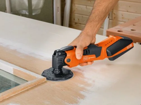 Nahaufnahme von Ebereschenbeeren mit Blättern