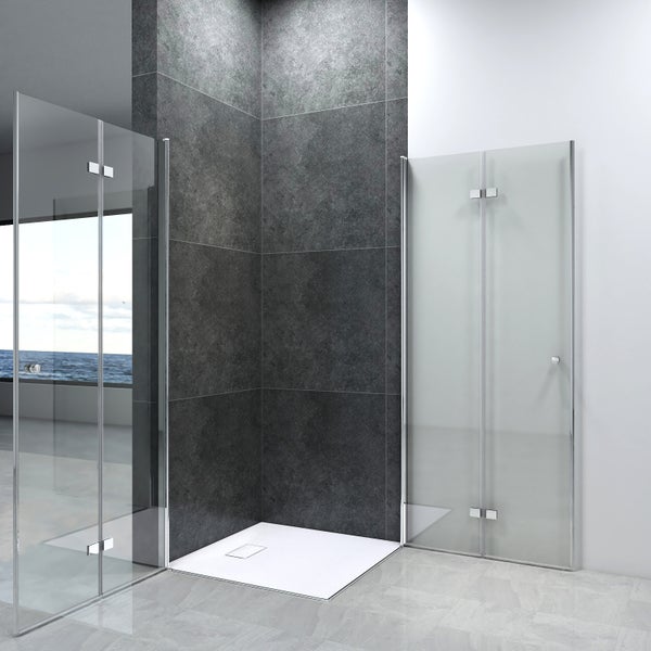 Eckdusche mit Drehtür aus Glas und Duschwanne