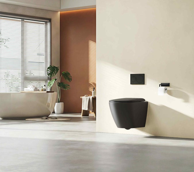 Modernes Badezimmer mit wandhängendem WC, Badewanne und Toilettenpapierhalter in einem hellen, großzügigen Raum mit Fensterjalousien.