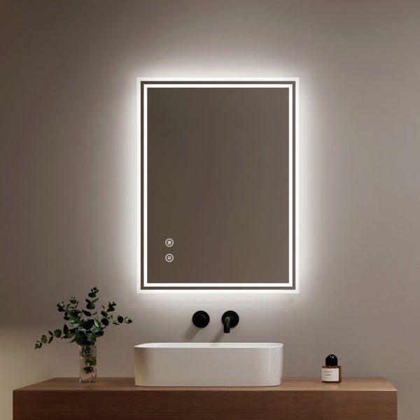 Rechteckiger LED-Badezimmerspiegel mit indirekter Beleuchtung und Leuchtrahmen über einem Aufsatzwaschbecken und schwarzer Wandarmatur.