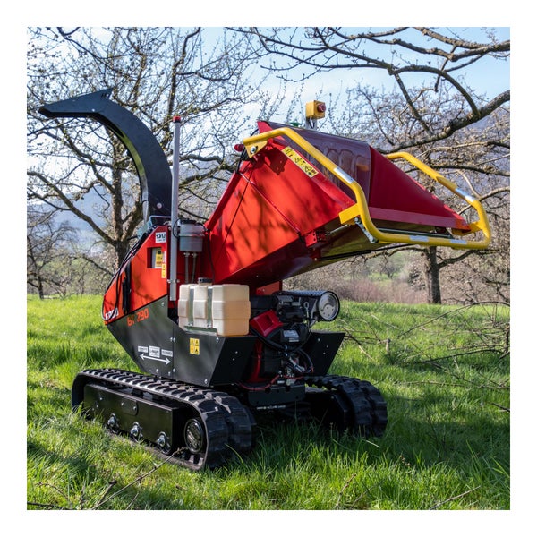 Holzhäcksler auf Raupenfahrwerk im Außeneinsatz