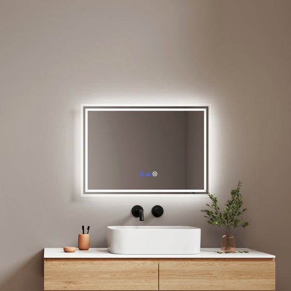 Beleuchteter Badezimmerspiegel mit LED Rahmen und Touch-Steuerung über einem modernen Waschbecken mit Holzunterschrank und Armatur in einem Bad.
