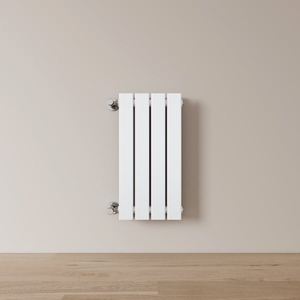 Weißer Heizkörper mit vertikalen Paneelen an der Wand