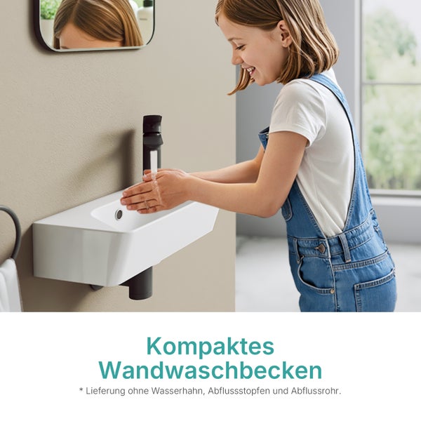Kind wäscht Hände an einem kompakten weißen Wandwaschbecken in einem hellen, modernen Badezimmer.