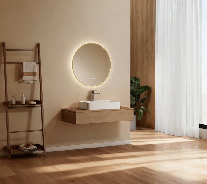Modernes Badezimmer mit rundem LED Spiegel, weißem Aufsatzwaschbecken, hängendem Holzwaschtisch, Handtuchleiter und Pflanze in heller Einrichtung.