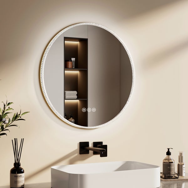 Badezimmeransicht mit rundem Spiegel, Waschbecken und Badarmaturen