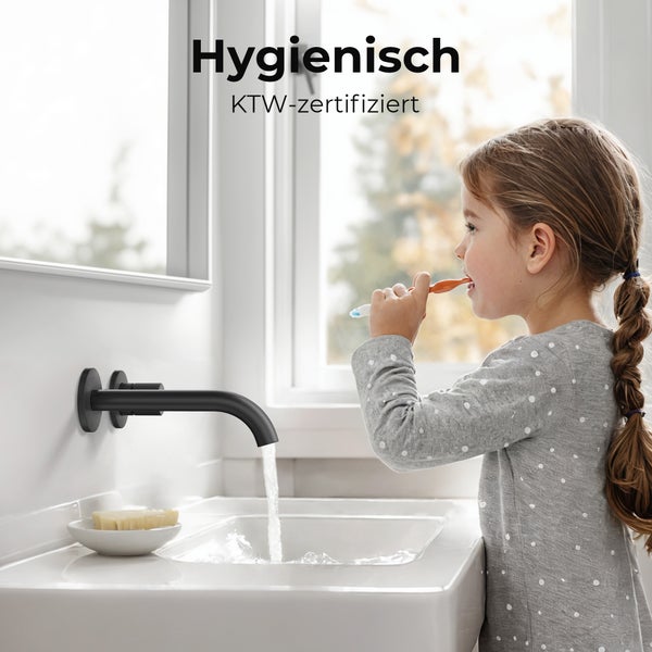 Mädchen putzt sich die Zähne an einem Waschbecken mit KTW-zertifiziertem Wasserhahn