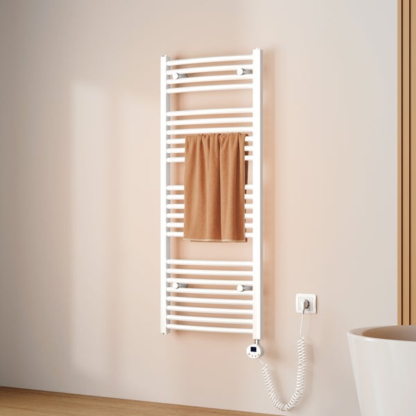 Weißer Handtuchwärmer mit Handtuch im Badezimmer