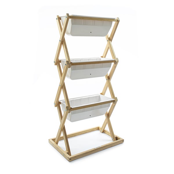 Vertikales Pflanzregal aus Holz mit 3 Kunststoff-Pflanzkästen.