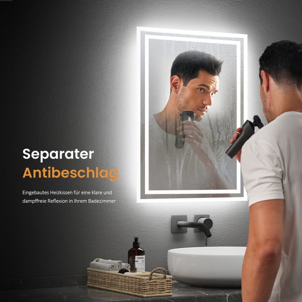 Beleuchteter Badezimmerspiegel mit Antibeschlagfunktion und Mann beim Rasieren