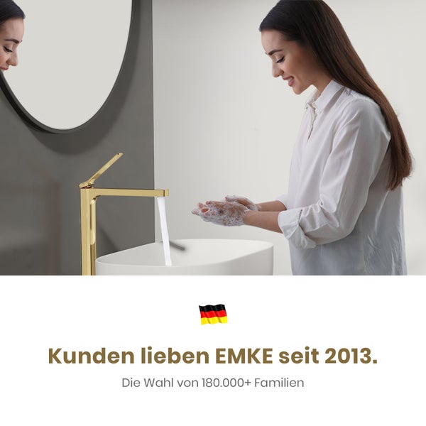 Frau wäscht Hände mit goldenem Wasserhahn und Waschbecken