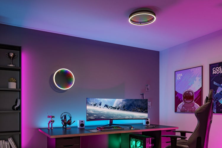 Gaming-Zimmer mit Schreibtisch, gewölbtem Monitor, runden Spiegelleuchten mit Tunneleffekt an Wand und Decke sowie farbiger Beleuchtung.