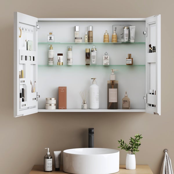 Offener Badezimmerschrank mit Kosmetikprodukten über einem Waschbecken