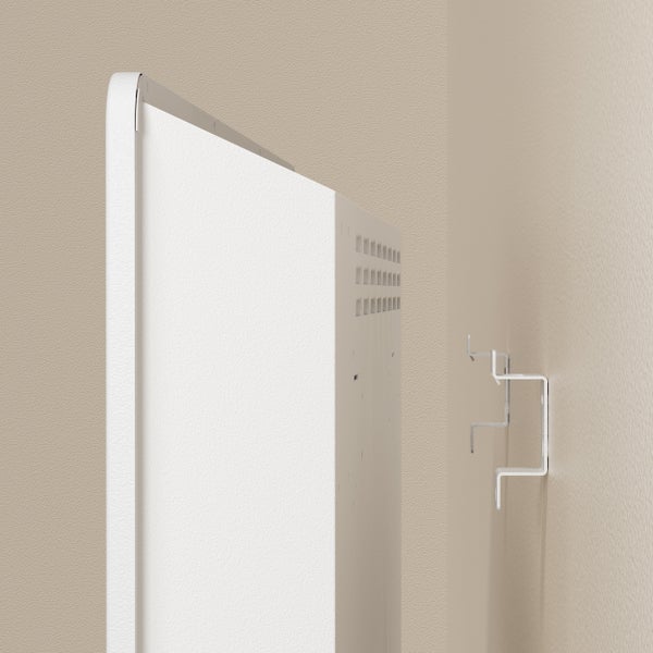 Detailaufnahme eines weißen Heizkörpers mit Wandhalterung für die Wandmontage.