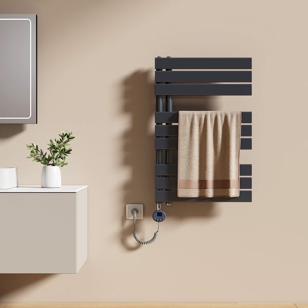 Elektrischer Handtuchwärmer mit Handtuch im Badezimmer.