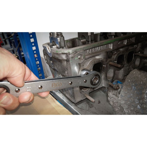 BGS Technic Steckschlüsselset mit Durchsteck Knarrenschlüssel und vier Steckschlüsseleinsätzen im Kunststoffkoffer.
