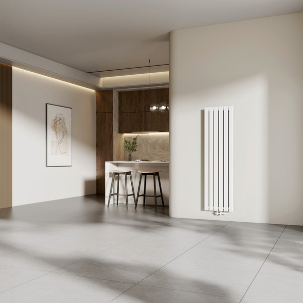 Heller Raum mit Designheizkörper, Küchenzeile und Barhockern.