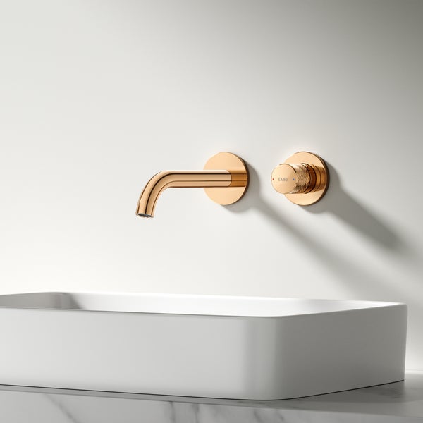 Aufputz-Waschtischarmatur in Gold über einem weißen Aufsatzwaschbecken