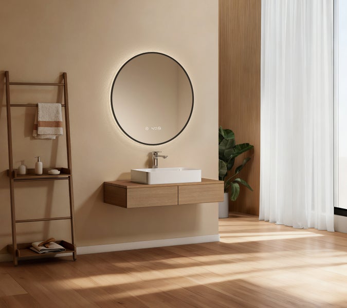 Modernes Badezimmer mit rundem, hintergrundbeleuchtetem LED-Spiegel, weißem Aufsatzwaschbecken auf Holzunterschrank und Handtuchleiter.