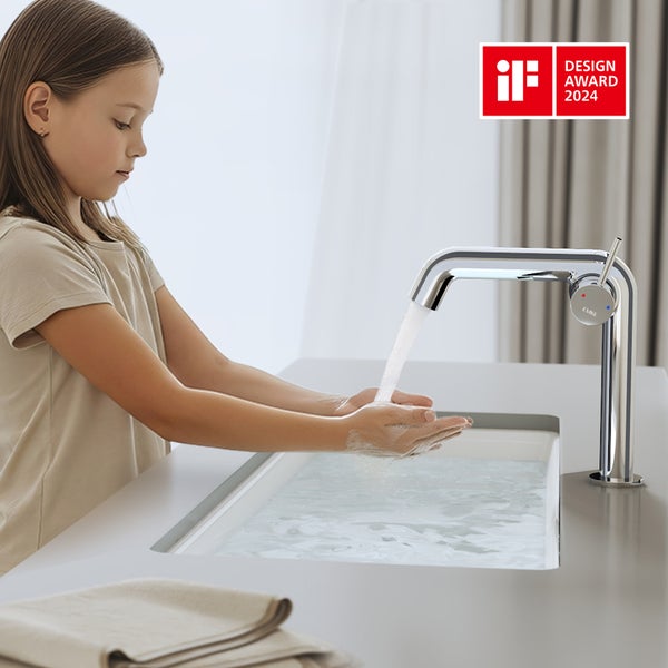 Szene eines Mädchens beim Händewaschen an einem Waschbecken mit einer Armatur; zusätzlich ist das iF Design Award 2024 Logo zu sehen.