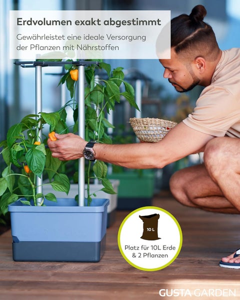 Mann erntet Gemüse aus einem Hochbeet von Gusta Garden. Das Beet bietet Platz für 10 Liter Erde und zwei Pflanzen.