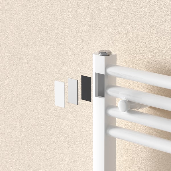 Nahaufnahme eines weißen Handtuchwärmers mit Wandbefestigungsoptionen