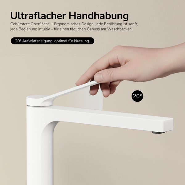Weißer Waschtischmischer mit flachem Griff und 20 Grad Neigung.