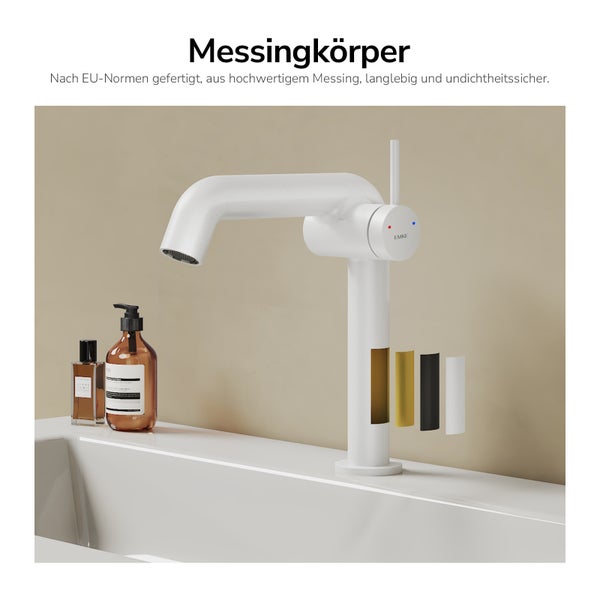 Weißer Wasserhahn aus Messing auf einem Waschbecken