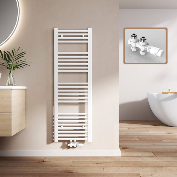 Badezimmer mit weißem Handtuchwärmer und Heizkörperanschlussgarnitur