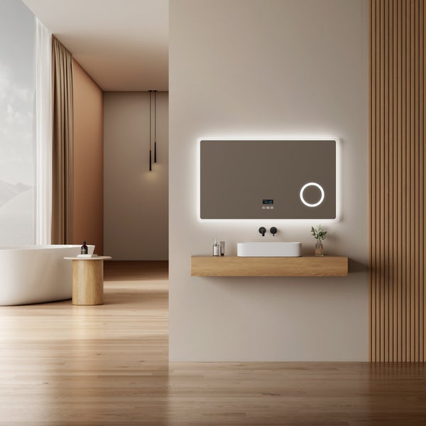 Modernes, geräumiges Badezimmer mit beleuchtetem LED-Spiegel, Digitaluhr, Aufsatzwaschbecken auf Holzkonsole, freistehender Badewanne und Holzboden.