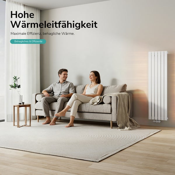 Wohnzimmer mit Sofa, Heizkörper und dem Text Hohe Wärmeleitfähigkeit