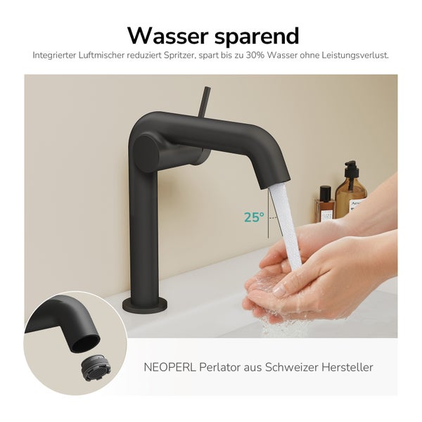 Schwarzer Wasserhahn mit Hände unter dem Wasserstrahl