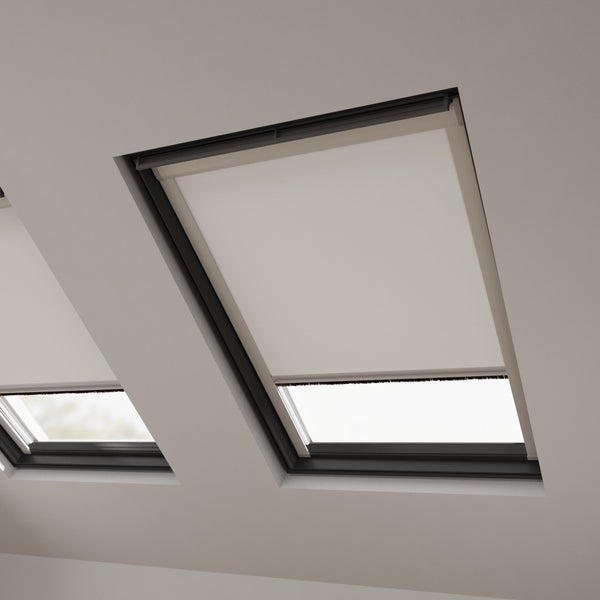 Dachfenster mit Rollo im geschlossenen Zustand.