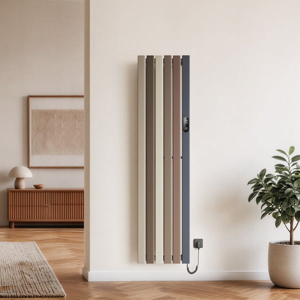Vertikaler Designheizkörper mit digitalem Thermostat montiert an einer hellen Wand in einem modern eingerichteten Wohnraum