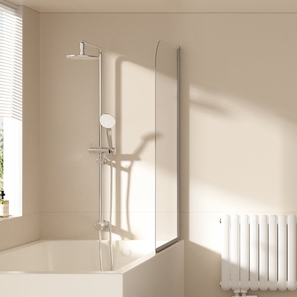 Badezimmer mit Badewanne, Duschwand und Handtuchheizkörper